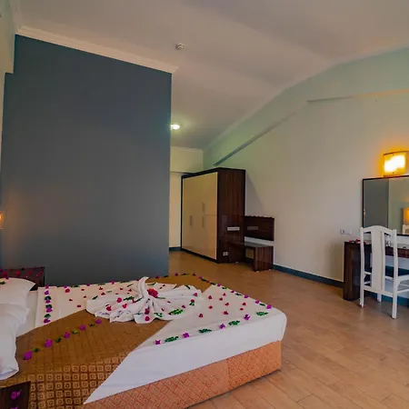 Hotel Senza Garden Club