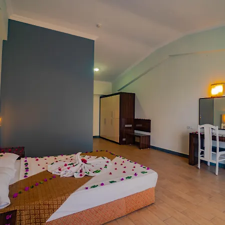 Hotel Senza Garden Club